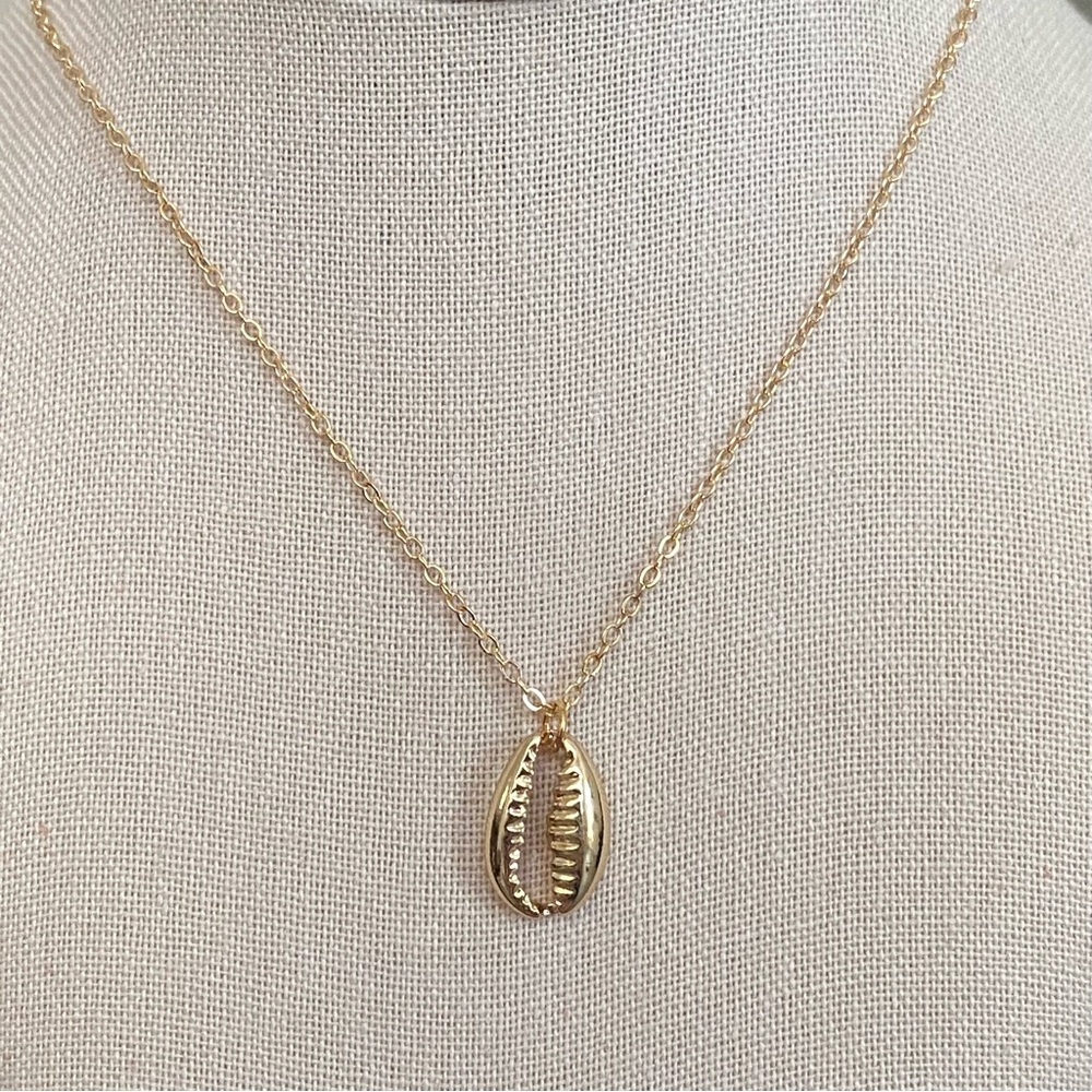 Adorable dainty gold shell necklace 🐚💙